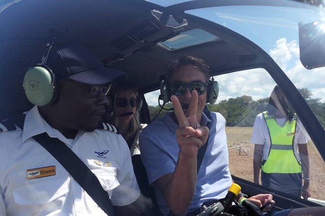 13-15 minutes Private Short Helicopter Flight - Seeing both the Zimbabwean and Zambian sides