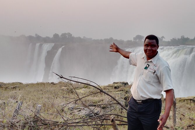 Victoria Falls Airport Pvt Transfers, Sundowner Cruise & Tour of the Falls Combo - The 16:00 pickup and sunset on the river
