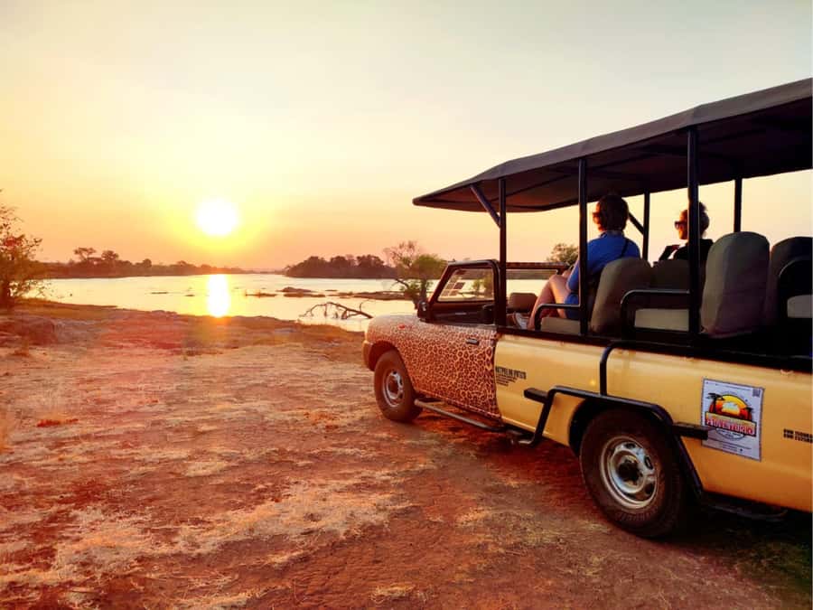 Victoria Falls: Baobab Safari - Sunrise and Mid Morning - The big baobab and the local market