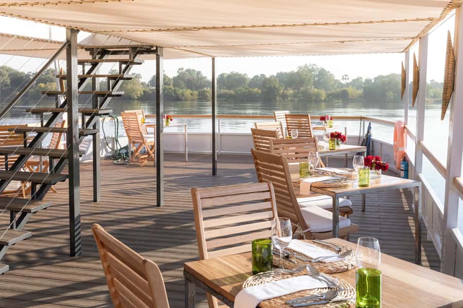Victoria Falls: Dinner Cruise on the Zambezi River - Service that suits celebrations and first-time visitors