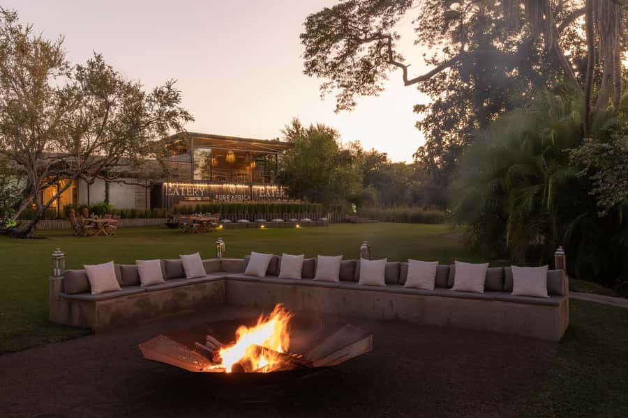 Victoria Falls: The Eatery Dinner Experience - The first course of the evening: setting and atmosphere