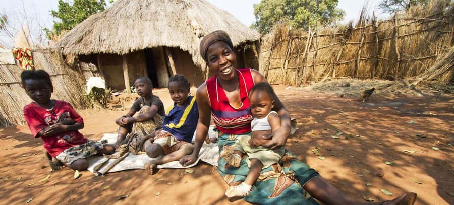 Victoria Falls: Village Tour with Traditional Food Tasting - Meeting a family and tasting Zimbabwean food